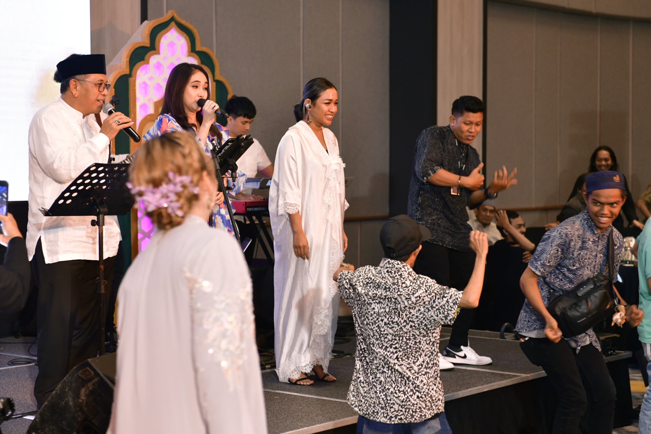 Ilham.Arief Sirajuddin bersama puluhan selebram dan konten kreator Makassar. (Ist)