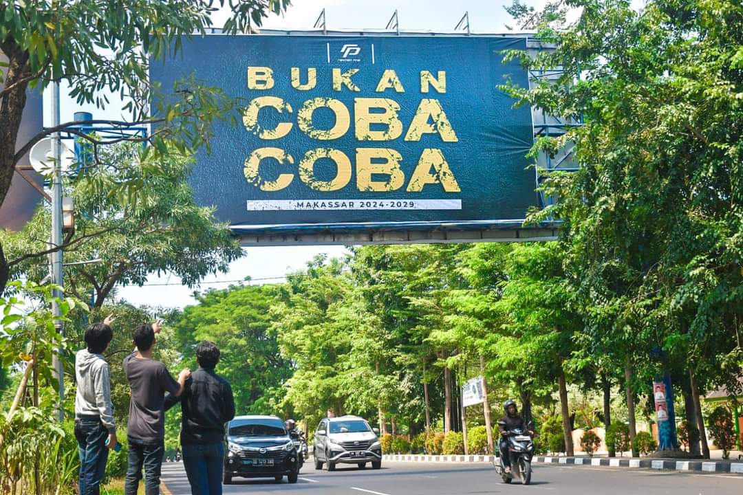 Baliho Ketua Fraksi Golkar Sulsel Rahman Pina mulai menghiasi jalan protokol di Makassar..(ist)