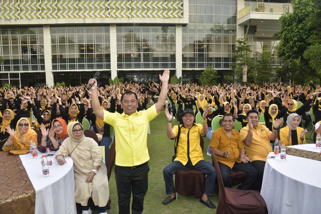 Ketua Fraksi Golkar Sulsel Rahman Pina bersama sekitar seribuan tim pemenangannya di Hotel Max One beberapa waktu lalu. (Ist)