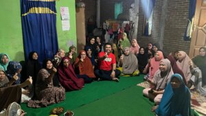 Zulham Arief mulai mencuri perhatian warga Takalar. Nampak ibu- ibu begitu antusias menyambut kehadiran kandidat wakil bupati Takalar dari Partai Golkar itu. (Ist,)