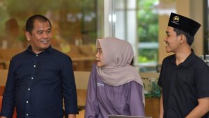 Ketua Fraksi Golkar Sulsel Rahman Pina bersama Eshin Uaami Nur Rahman dan Muh Rafly Nur Rahman. (Ist)