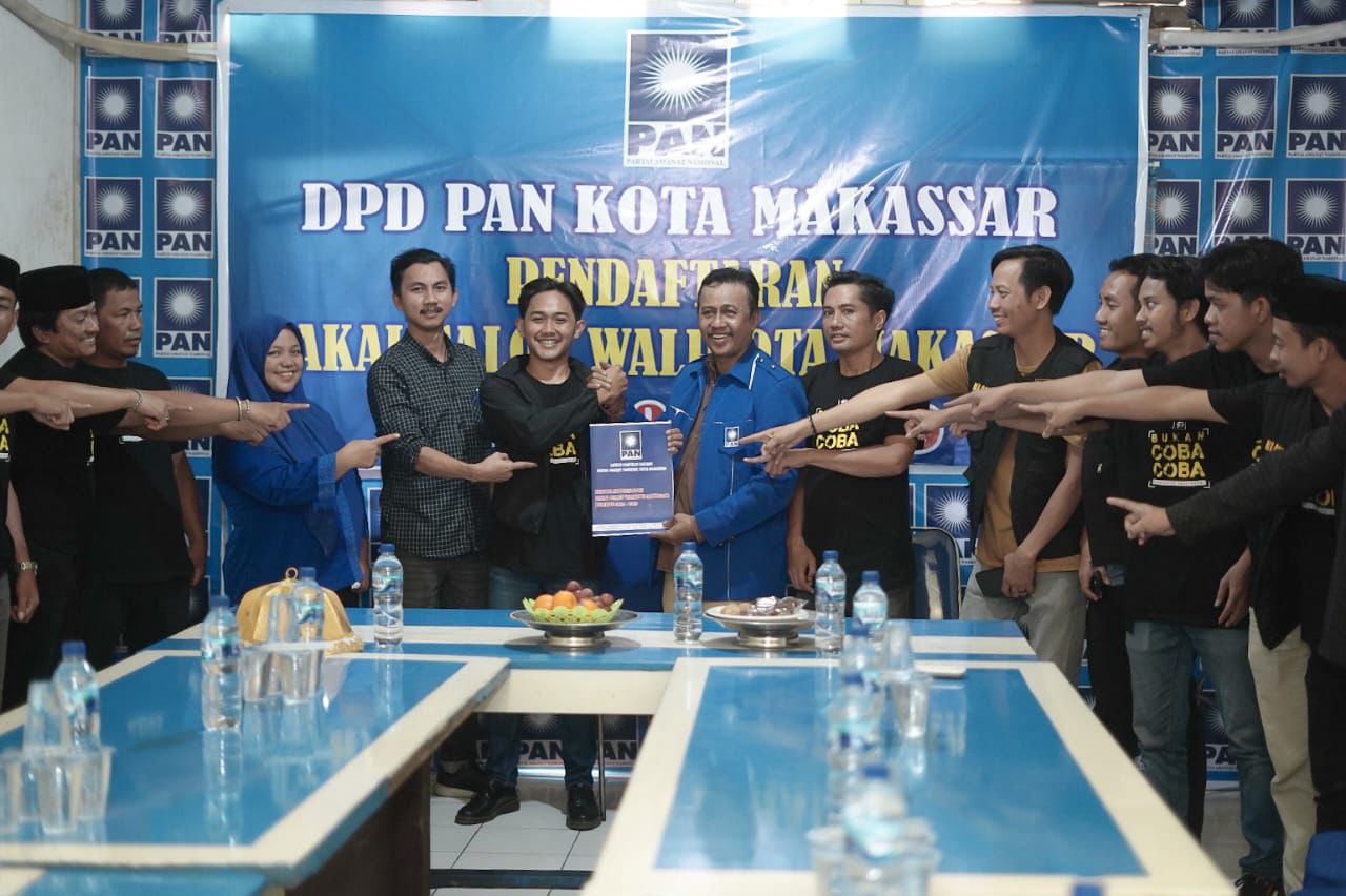Relawan Rahman Pina mengambil formulir pendaftaran calon walikota Makassar di kantor DPD PAN, Jumat 24 Mei 2024. (Ist)