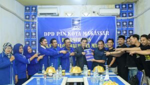 Calon walikota Makassar Rahman Pina saat mendaftar di PAN Makassar, Senin 27 Mei 2024. (Ist)