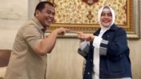 Dua kandidat walikota Makassar Indira Jusuf Ismail dan Rahman Pina bertemu di jalan Amirullah, Rabu 27 Mei 2024. (Ist)