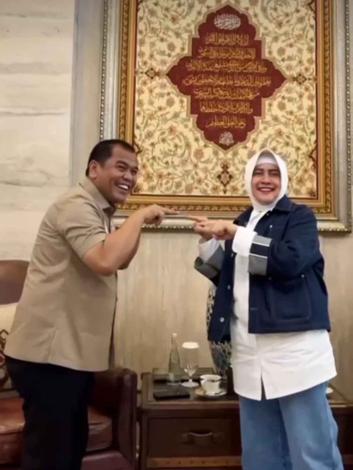 Dua kandidat walikota Makassar Indira Jusuf Ismail dan Rahman Pina bertemu di jalan Amirullah, Rabu 27 Mei 2024. (Ist)