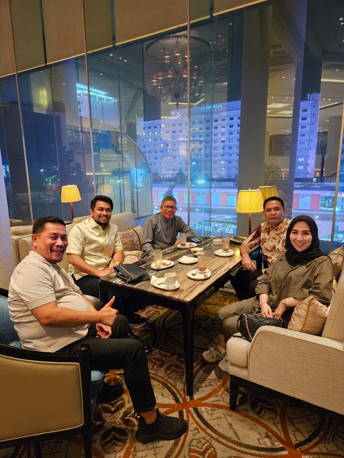 Ketua DPD I Golkar Sulsel Taifan Pawe ngopi bareng Hengky Yasin dam Zulham Arief di Grand Hyatt Jakarta, Senin 3 Mei 2024. (Ist,)