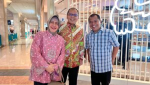 Rahman Pina dan Indira Jusuf Ismail diapit walikota Makassar Moh Ramdhan Pomanto di Jakarta, Jumat 7 Juni 2024. (Ist)