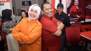 Dua kandidat walikota Makassar Rahman Pina dan Indira Jusuf Ismail berfoto "mesra" di kantor PDIP Sulsel, Minggu 9 Juni 2024. (Ist)