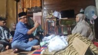 MAMPIR MELAYAT. Bakal calon gubernur Sulsel, Ilham Arief Sirajuddin (IAS) melayat di rumah duka keluarganya, di Anggeraja, Enrekang, Selasa 11 Juni 2024. (Ist)