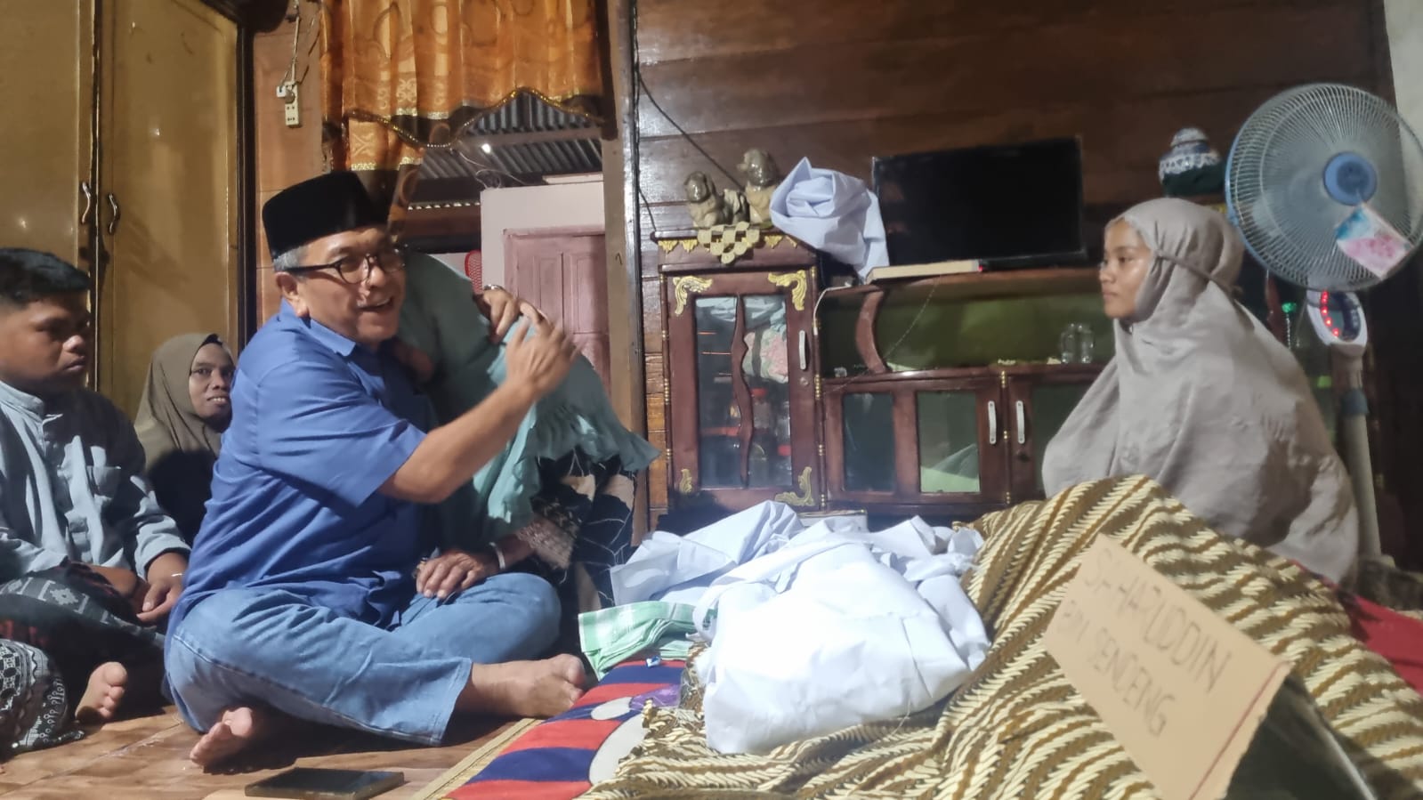 MAMPIR MELAYAT. Bakal calon gubernur Sulsel, Ilham Arief Sirajuddin (IAS) melayat di rumah duka keluarganya, di Anggeraja, Enrekang, Selasa 11 Juni 2024. (Ist)