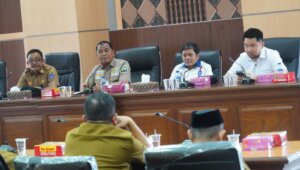 Ketua Komisi E DPRD Sulsel Rahman Pina mengesahkan pembukaan SMA 24 Makassar sebagai sekolah baru saat rapat bersama Dinas Pendidikan di DPRD Sulsel, Senin 8 Juli 2024. (Ist)