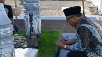 IAS berziarah ke makam sahabatnya, Andi Faisal di Sidrap, Senin 15 Juli 2024. (Ist)