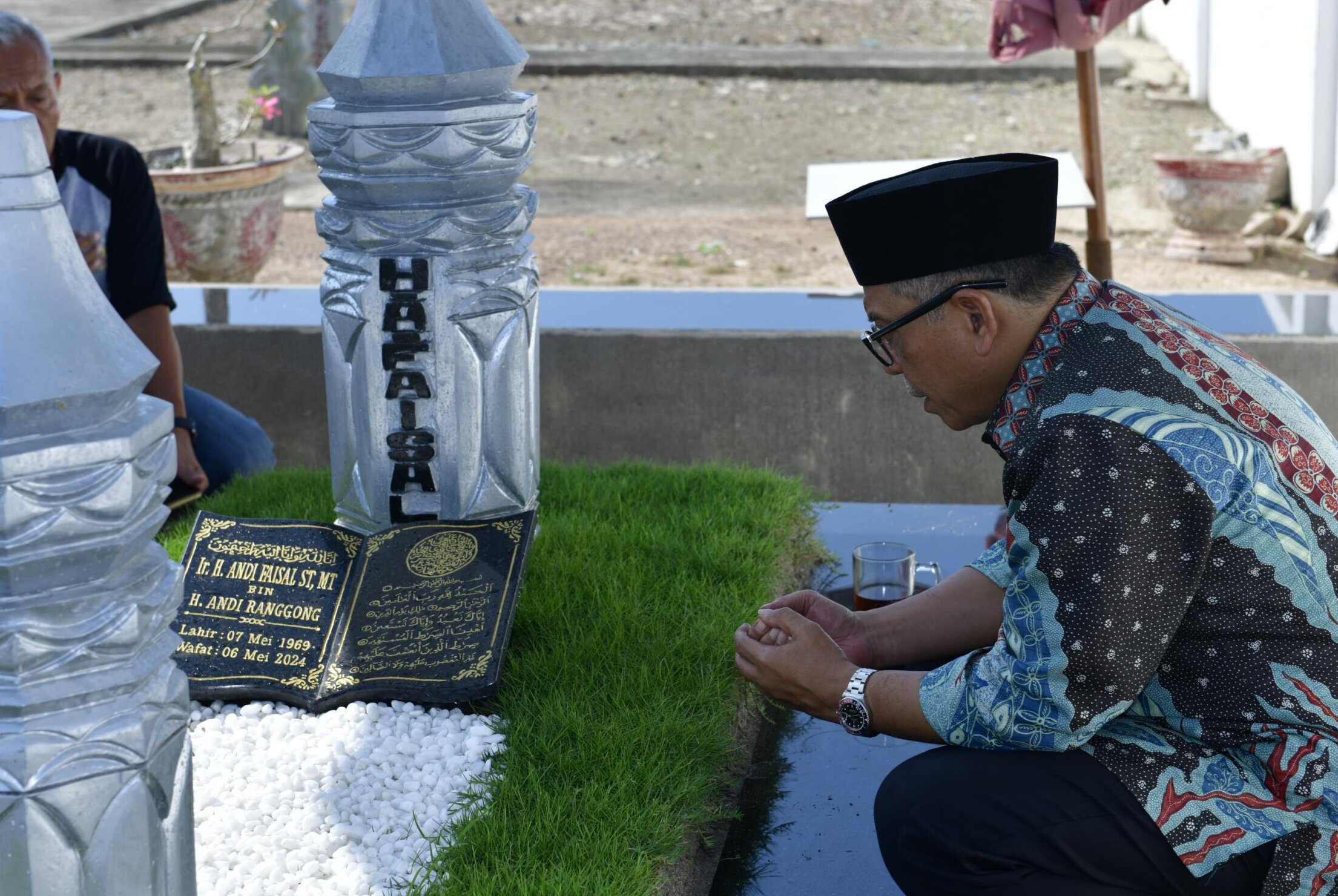 IAS berziarah ke makam sahabatnya, Andi Faisal di Sidrap, Senin 15 Juli 2024. (Ist)