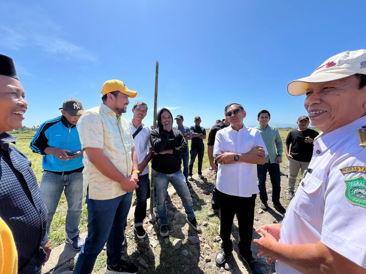 Kandidat wakil bupati Takalar dari Partai Golkar Zulham Arief mendampingi Hamka B Kady meresmikan Pisew di desa Lantang dan Sanrobone, Rabu 17 Juli 2024. (Ist)