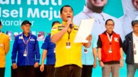 Wakil Ketua DPD I Partai Golkar Sulawesi Selatan Rahman Pina membacakan deklarasi dukungan partai politik pengusung pasangan calon gubernur dan wakil gubernur Sulawesi Selatan, Andi Sudirman Sulaiman-Fatmawati Rusdi (Andalan Hati) di Hotel Claro, Kamis 29 Agustus 2024. (Ist,)