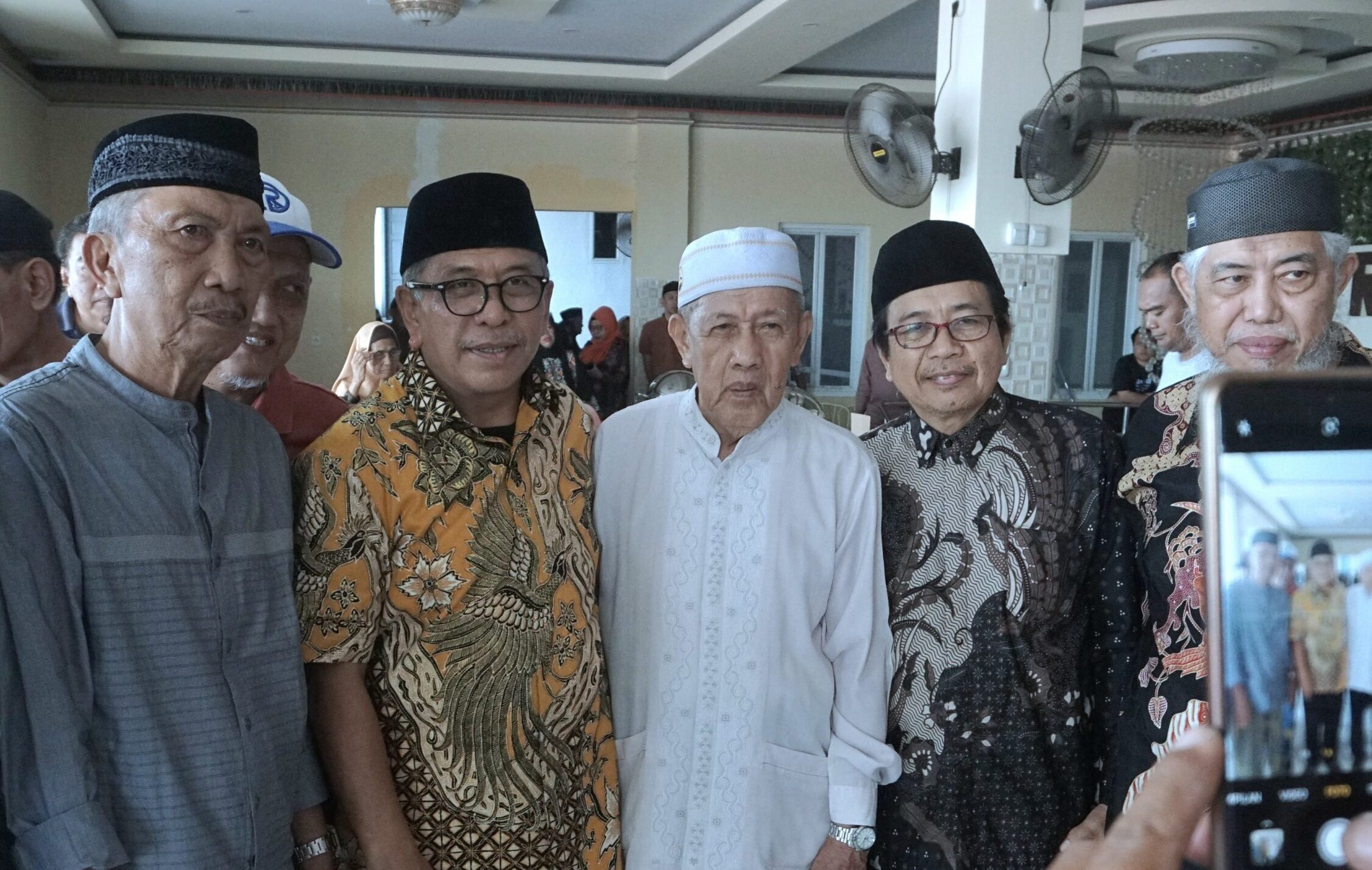 Ilham Arief Sirajuddin disambut hangat tokoh - tokoh masyarakat di Bulukumba, Minggu 8 September 2024. (