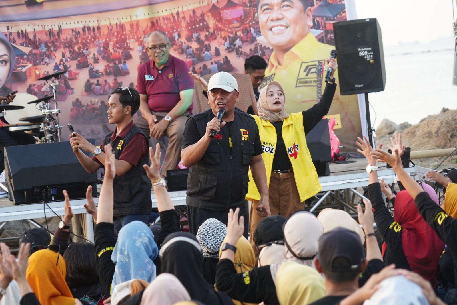 Rahman Pina dan.Eshin Usami Nur Rahman bersama ribuan tim pemenangan di Pantai Bosowa, Makassar, Jumat 27 September 2024. (Ist)