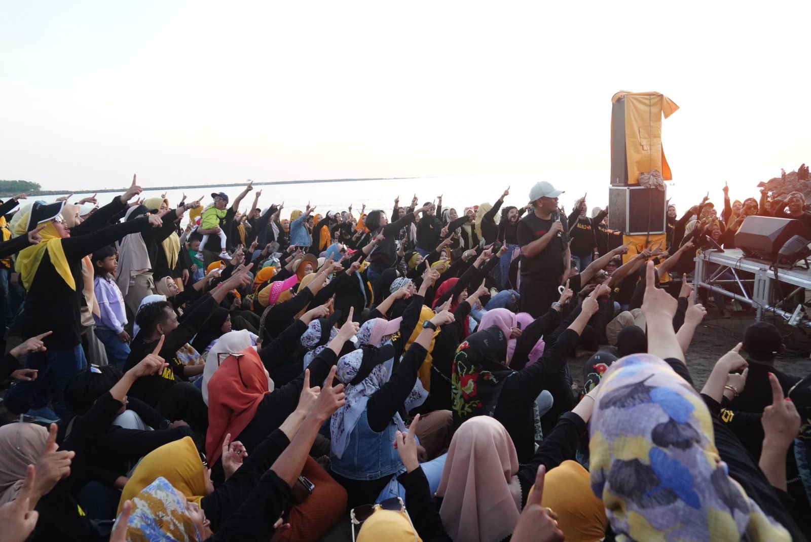 Bersama ribuan relawan, Rahman Pina dan Eshin Usami nyatakan siap bergerak menangkan Mulia di Makassar dan Andalan Hati di Pilgub Sulsel. (Ist)