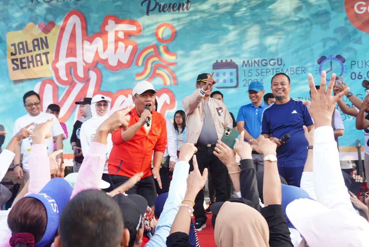 Wakil Ketua Golkar Sulsel Rahman Pina (merah) saat mendampingi Andi Sudirman Sulaiman (Andalan) dalam sebuah kegiatan beberapa waktu lalu. (Ist)