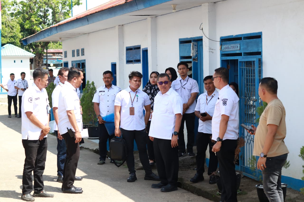 Bupati Takalar Firdaus Dg Manye melakukan sidak di kantor PDAM Takalar, Rabu 25 Juni 2025. (Ist)