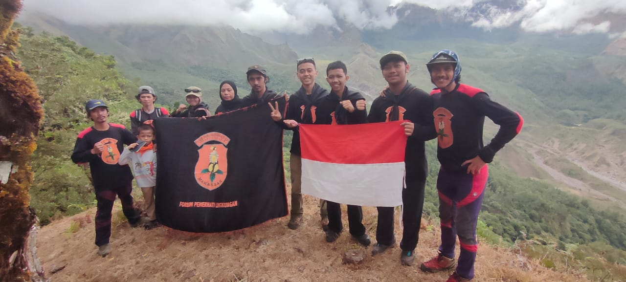 Forum Pemerhati Lingkungan Sulawesi Selatan (FPL Sulsel) mengukuhkan anggota baru di Puncak Talung, kawasan Gunung Bawakaraeng, Kabupaten Gowa, Sulawesi Selatan, Ahad (26/10/2025).