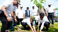 Gubernur Sulsel Andi Sudirman Sulaiman ikut tanam pohon Gerakan Asri usai mengikuti Jalan Sehat Anti Mager Sulsel di Makassar, Minggu,(8/2/2026). -Humas Pemprov Sulsel