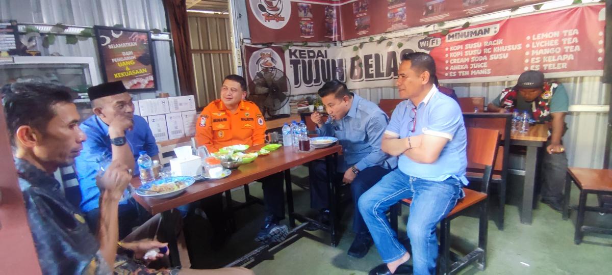 Walikota Makassar Munafri Arifuddin meluangkan waktu untuk ngopi santai di Kedai Tujuh Belas yang berlokasi di Jalan Anggrek Toddopuli, Makassar, Selasa (14/7/2026). (Ist)
