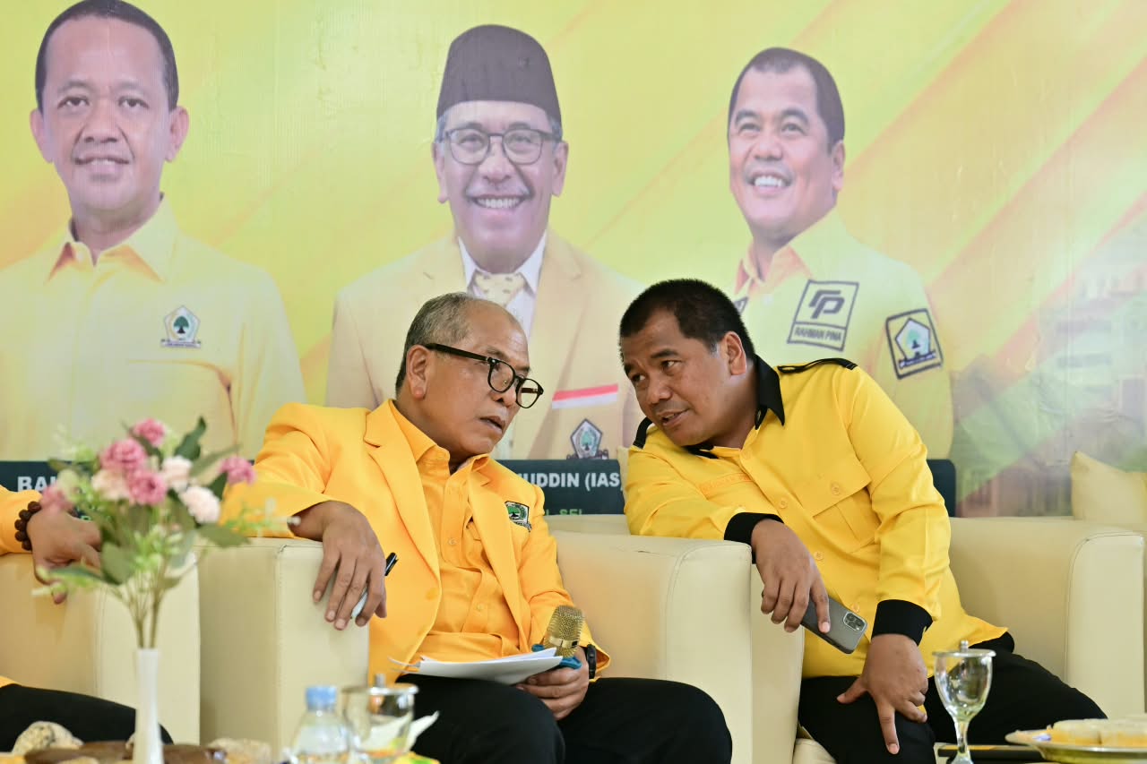 Ketua DPD I Partai Golkar Sulsel Ilham Arief Sirajuddin berbincang bersama Wakil Ketua DPRD Sulsel Rahman Pina dalam sebuah acara beberapa waktu lalu. (Ist)