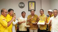 Wakil Ketua DPRD Sulsel Rahman Pina bersama Ketua Fraksi Golkar Lukman.B Kady dan sejumlah anggota Fraksi Golkar beberapa waktu lalu. (Ist) Wakil Ketua DPRD Sulsel Rahman Pina bersama Ketua Fraksi Golkar Lukman.B Kady dan sejumlah anggota Fraksi Golkar beberapa waktu lalu. (Ist)