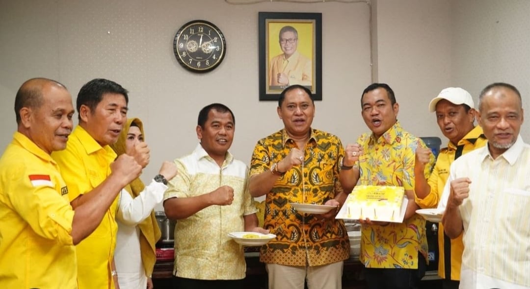 Wakil Ketua DPRD Sulsel Rahman Pina bersama Ketua Fraksi Golkar Lukman.B Kady dan sejumlah anggota Fraksi Golkar beberapa waktu lalu. (Ist)