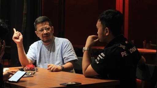 Irman Yasin Limpo alias None berbincang serius dengan Zunnun Nurdin Halid beberapa waktu lalu. (Int)