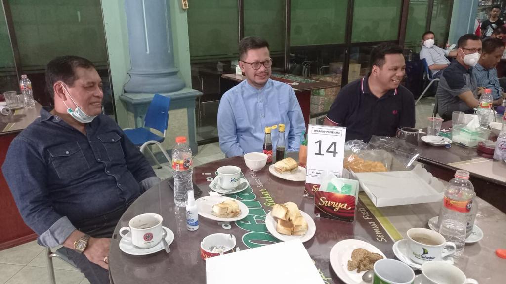 Irman Yasin Limpo ngopi bareng dengan Zunnun Nurdin Halid di Warkop Phoenam Makassar, Jumat 17 Juli 2020. (Ist)