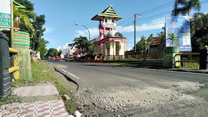 Jalan Sungguminasa- Takalar- Jeneponto akan segera diperbaiki. (Int) Jalan Sungguminasa- Takalar- Jeneponto akan segera diperbaiki. (Int).jpg