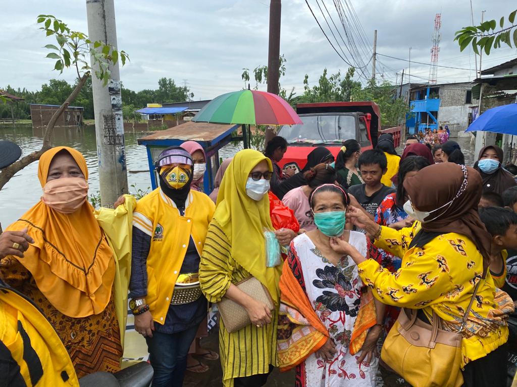 KPPG Sulsel membagikan nasi dos, masker, dan hand-sanitzer kepada korban banjir di Manggala, Selasa 22 Desember 2020. (Ist)