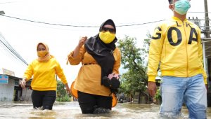 Kader AMPG Sulsel menembus banjir untuk menyerahkan bantuan kepada warga terdampak banjir di Biringkanaya, Rabu 23 Desember 2020. (Ist)
