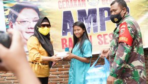 Kader AMPG Sulsel menyerahkan makanan siap saji dan sembako di lokasi banjir. (Ist)