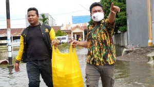 Kader AMPG membawa makanan siap saji untuk dibagikan ke warga korban banjir. (Ist)