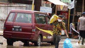 Kader AMPG membawa sembako dan makan siap saji untuk dibagikan langsung di rumah warga di Biringkanaya, Rabu 23 Desember 2020. (Ist)