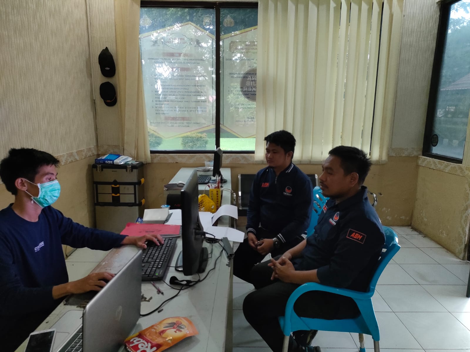 Kader Nasdem Luwu melaporkan pemilik akun Opu Daeng Tania ke Polres Luwu, Kamis 31 Maret 2022. (Ist).jpg