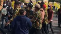 Kader- kader muda Partai Golkar membubarkan paksa sekelompok pemuda yang hendak berdemo di depan Hotel Claro, Jumat 11 Maret 2022. (Ist)