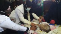 Kadis Kesehatan Takalar dr Rahmawati memeriksa keadaan balita penderita hidrosefalus di desa Takalar Lama, Rabu 9 September 2020. (Ist)