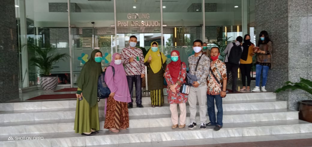 Kadis Kesehatan Takalar dr Rahmawati saat mengurus kode register Puskesmas Tanakeke di Jakarta, pekan lalu. (Ist)