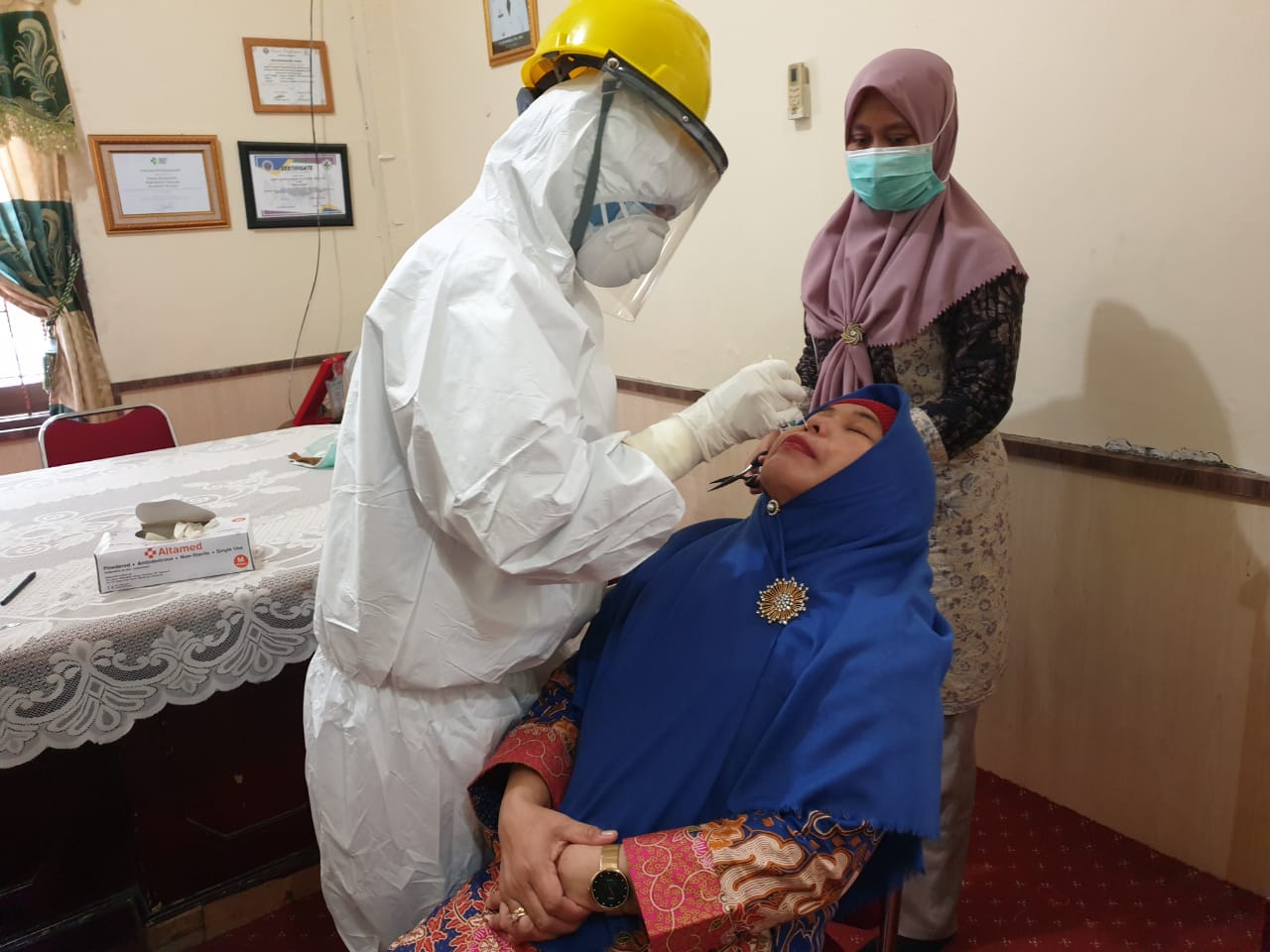 Kadis Kesehatan Takalar dr Rahmawati saat menjalani swab test, Jumat 18 Desember 2020. (Ist) Kadis Kesehatan Takalar dr Rahmawati saat menjalani swab test, Jumat 18 Desember 2020. (Ist)