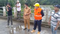 Kadis PUPR Bulukumba Rudy Ramlan mengunjungi beberapa ruas jalan dan jembatan yang rusak di desa Balong, kecamatan Ujung Loe, Selasa 7 Juli 2020. (Ist)