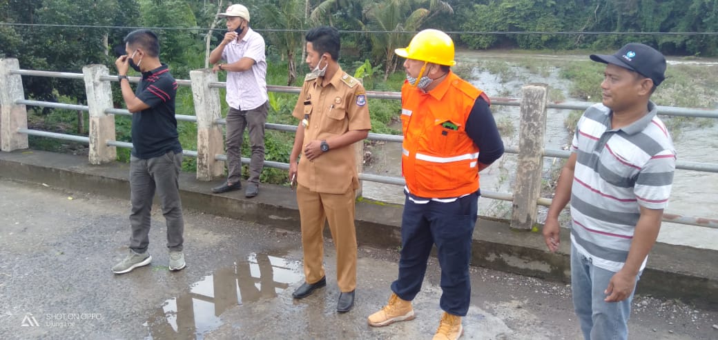 Kadis PUPR Bulukumba Rudy Ramlan mengunjungi beberapa ruas jalan dan jembatan yang rusak di desa Balong, kecamatan Ujung Loe, Selasa 7 Juli 2020. (Ist) Kadis PUPR Bulukumba Rudy Ramlan mengunjungi beberapa ruas jalan dan jembatan yang rusak di desa Balong, kecamatan Ujung Loe, Selasa 7 Juli 2020. (Ist)