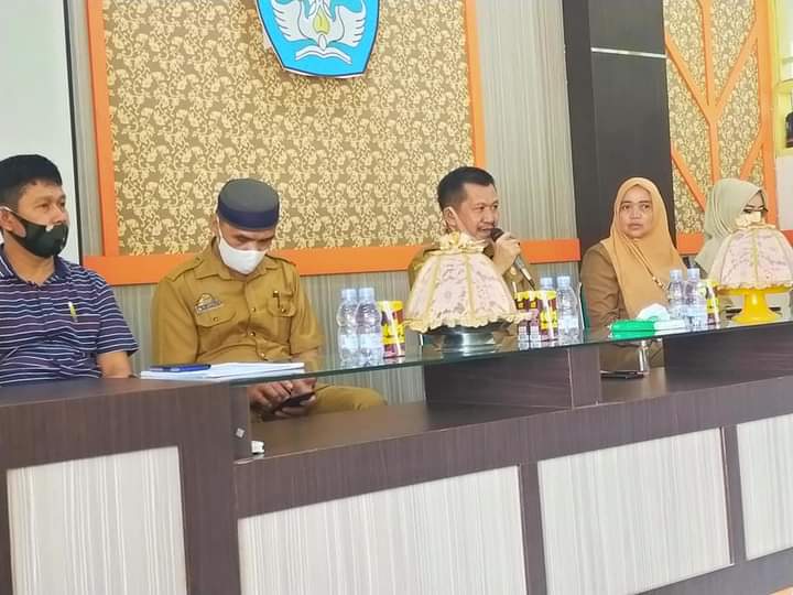 Kadis Pendidikan Irwan Sijaya (tengah) saat memimpin rapat. (Ist)