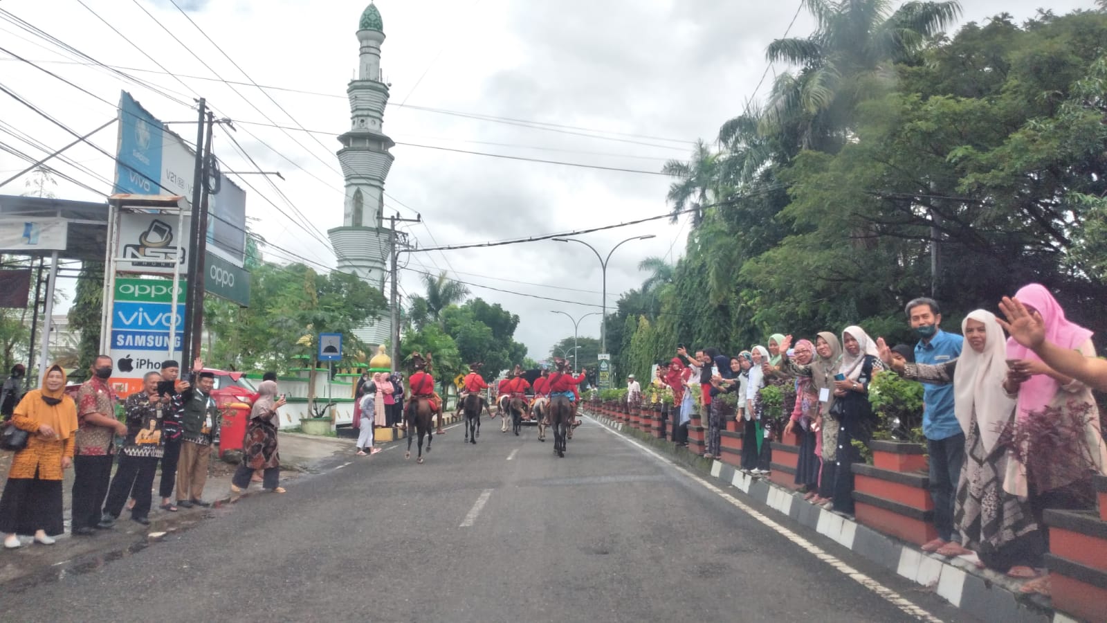 Kafilah Takalar menjadi perhatian warga Bone, Jumat 24 Juni 2022. (Ist).jpg