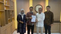 Kandidat Walikota Makassar Moh Ramdhan Pomanto memperlihatkan rekomendasi Gerindra di Jakarta, Kamis 16 Juli 2020. (Ist)