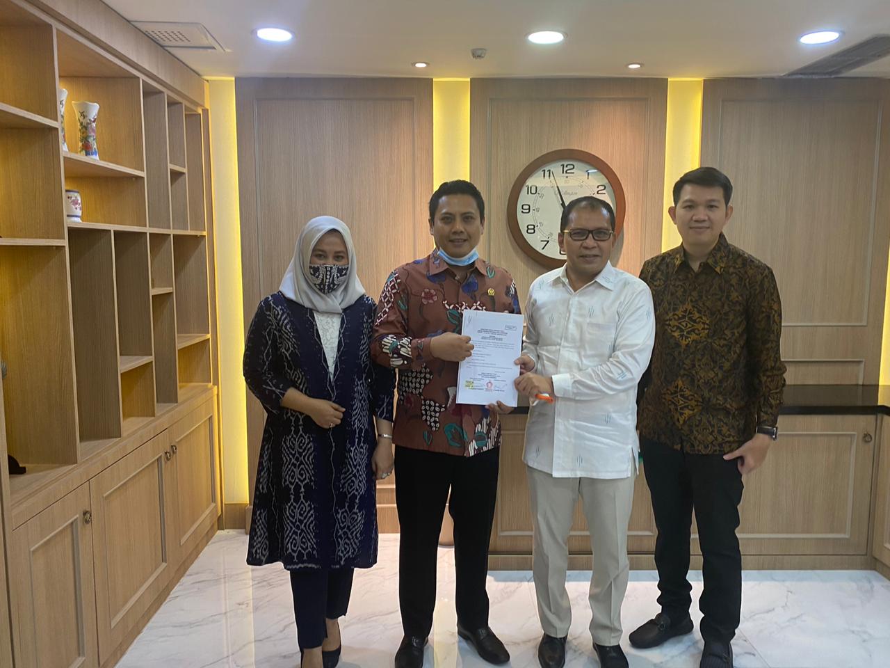 Kandidat Walikota Makassar Moh Ramdhan Pomanto memperlihatkan rekomendasi Gerindra di Jakarta, Kamis 16 Juli 2020. (Ist)