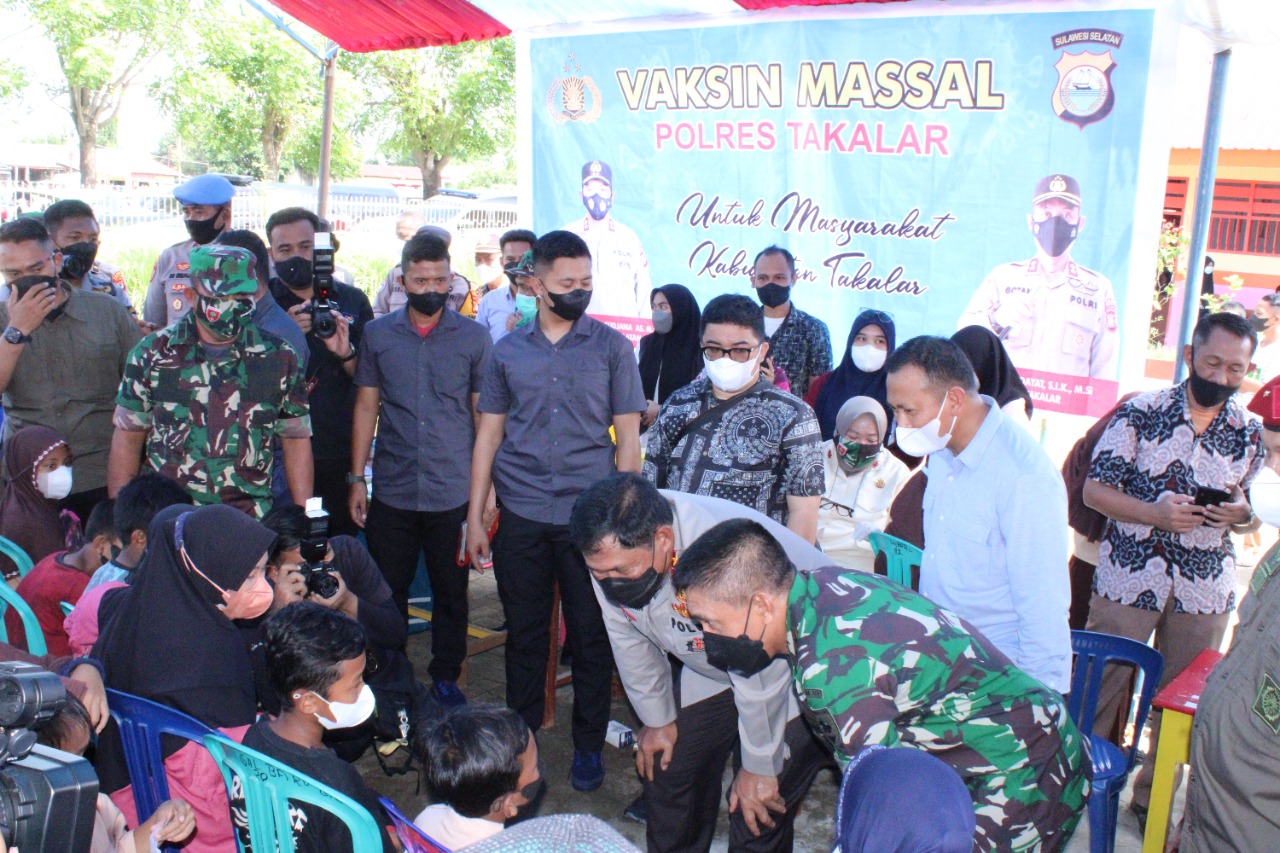 Kapolda Sulsel Irjen Nana Sudjana, Pangdam XIV Hasanuddin Mayjen Andi Muhammad, dan Bupati Takalar Syamsari melakukan pemantauan vaksinasi massal di Galesong, Jumat 18 Februari 2022. (Ist) Kapolda Sulsel Irjen Nana Sudjana, Pangdam XIV Hasanuddin Mayjen Andi Muhammad, dan Bupati Takalar Syamsari melakukan pemantauan vaksinasi massal di Galesong, Jumat 18 Februari 2022. (Ist)